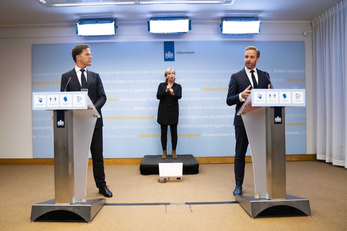 Demissionair premier Mark Rutte en demissionair minister Hugo de Jonge van Volksgezondheid, Welzijn en Sport (CDA) tijdens een persconferentie in zicht