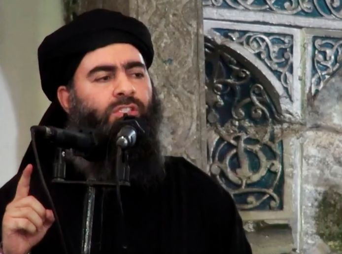 Een van de weinige beelden van leider Abu Bakr al-Baghdadi, door Islamitische Staat verspreid na het uitroepen van het kalifaat in juli 2014, in Mosoel.