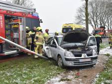 Auto knalt hard op lantaarnpaal na botsing in Ammerzoden
