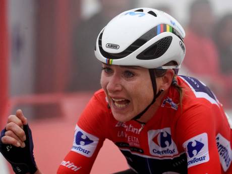 Annemiek van Vleuten voltooit hattrick in Vuelta na zinderend secondenspel met Demi Vollering

