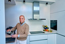 Remco Benne in de moderne keuken waarin hij de lekkerste gerechten bereidt. Van de fruitschaal maakt hij altijd een waar kunstwerk. ,,Maar het wordt ook echt allemaal opgegeten."