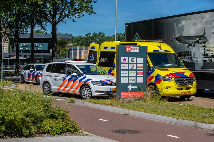 Een scooterrijdster is dinsdagochtend gewond geraakt bij een botsing met een auto aan de Rucphensebaan in Roosendaal.
