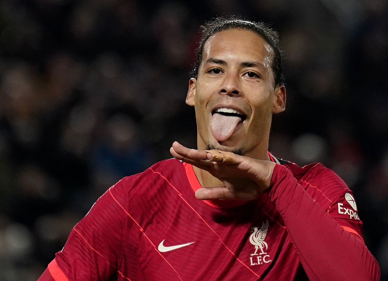 Virgil van Dijk vestigt waanzinnig record op Anfield ‘Hij is weer op