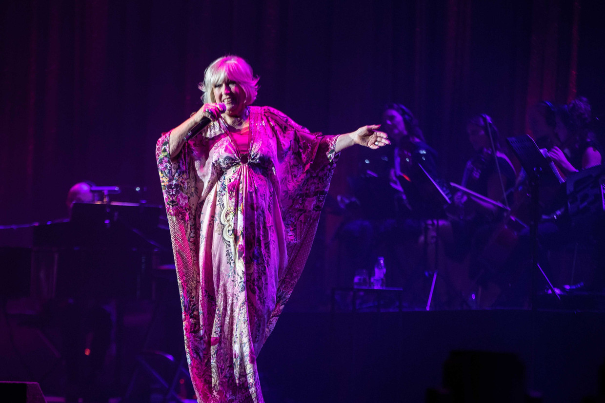 Zangeres Willeke Alberti zwiert in AFAS Live over het podium