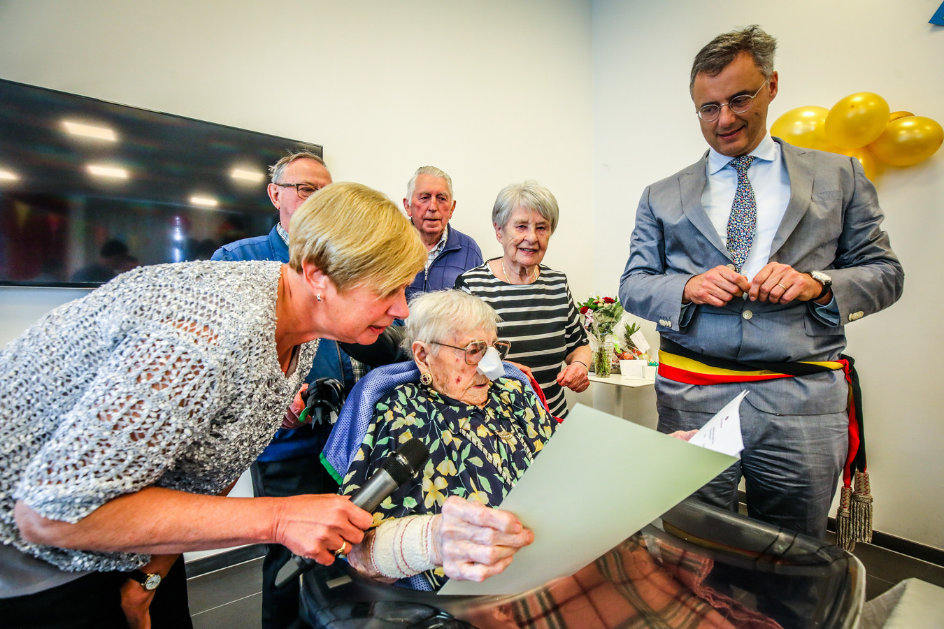 VIDEO Oudste Inwoner Van West Vlaanderen Blaast 110 Kaarsjes Uit 