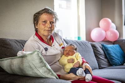 Twentse kraamverzorgster Truus stopt na 47 jaar: ‘Het heeft mij verrijkt en gevormd tot wie ik ben’