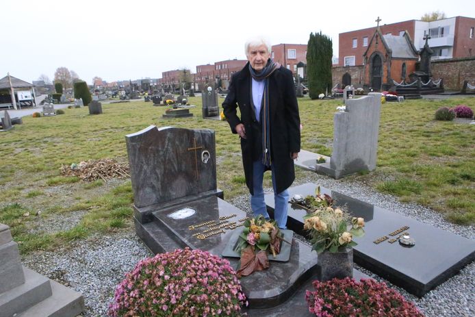 Gustaaf aan het graf van zijn overleden echtgenote.