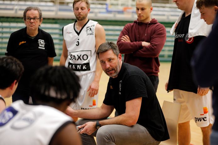 Coach Kenneth Desloovere in gesprek met zijn spelers.