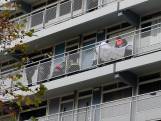 Hulpverleners helpen neergestoken vrouw in flat Soest
