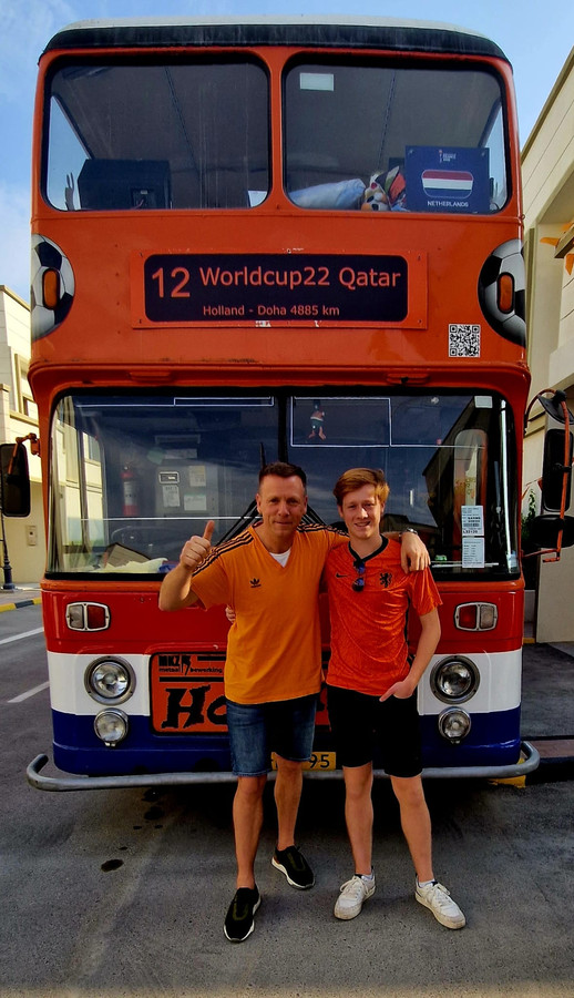 Jasper (links) en Tijn bij de Oranjebus in Doha.