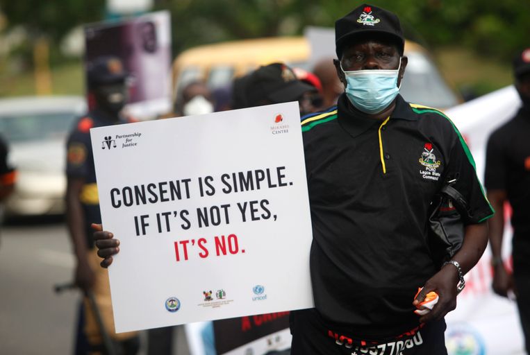 Een demonstratie van ‘Coalition of Men Against Rape’ in de Nigeriaanse stad Lagos, naar aanleiding van de verkrachting van en moord op een 22-jarige student in Benin, afgelopen mei. Beeld EPA