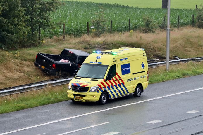 Op de A1 bij De Lutte is zaterdagavond door een nog onbekende oorzaak een auto van de weggeraakt.