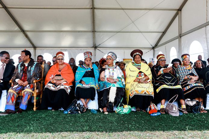 De zes vrouwen van de overleden koning Goodwill Zwelithini (tweede van links): Sibongile Dlamini, Buhle Mathe, de eveneens overleden Mantfombi Dlamini, Thandekile Ndlovu, Nompumelelo Mamchiza en Zola Mafu in 2013.