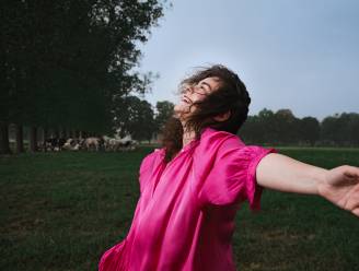 Operazangeres Kelly Poukens (30) repeteert tussen de koeien. “Ik warm mijn stem op door met hen mee te loeien”