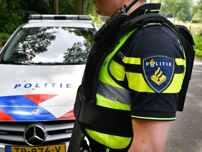 Politie haalt flink wat illegale spullen uit huis Oosterland 