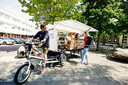 Medeoprichter Laurens Kok (op de fiets) en Job Krijger bij de verpakkingsvrije mobiele supermarkt Loos.