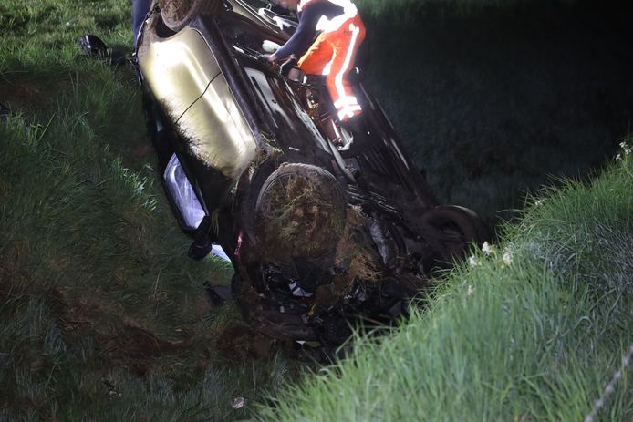 Een auto raakte op de A50 bij Sint-Oedenrode van de weg af en belandde ondersteboven in een sloot.