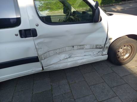 Botsing op beruchte kruising, automobilist raakt gewond