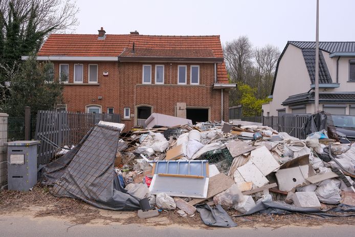 voortuin vol bouwafval