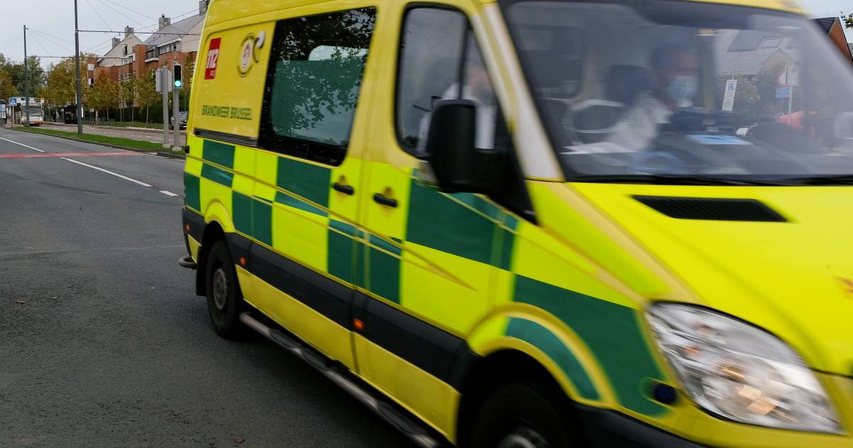 Gezin betrokken bij ernstig ongeval op Belgische snelweg, moeder komt om het leven.