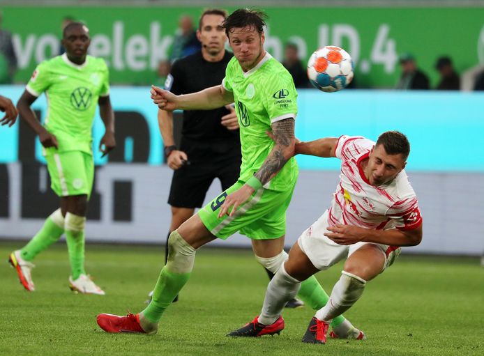 Wout Weghorst in duel met een speler van RB Leipzig.