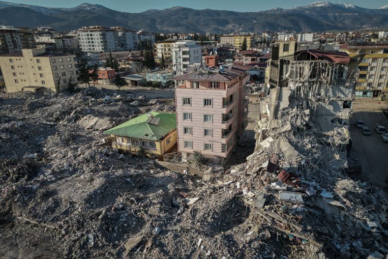 De verwoesting na de aardbeving in Nurdagi, Turkije, op 13 februari. De aardbeving in Turkije en Syrië heeft tienduizenden levens geëist. Beeld Getty