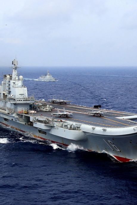 Trois navires de guerre chinois, dont un porte-avions, traversent le détroit de Taïwan