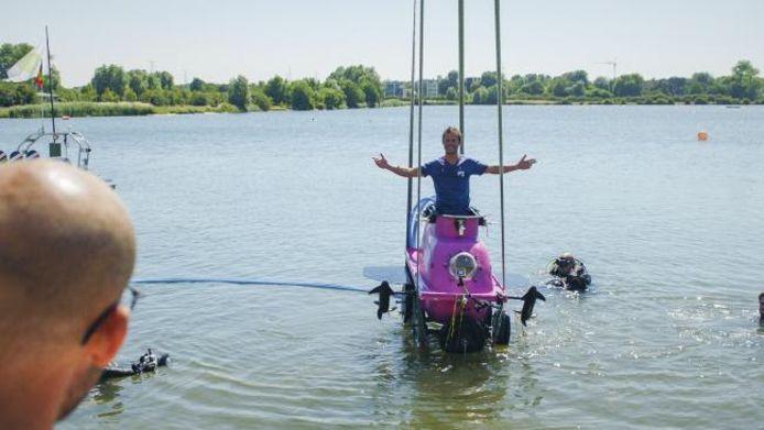 De zelfgemaakte duikboot werd 'Zink Pink' gedoopt.