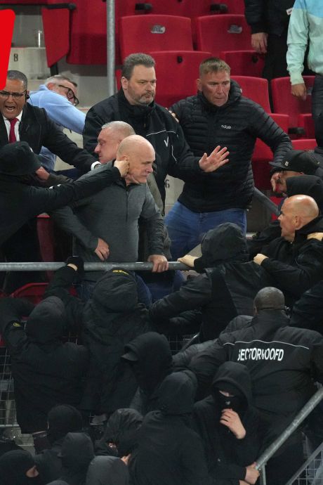 Reacties op vechtpartij AZ: ‘Met afschuw heb ik de brute aanval van AZ-hooligans gezien’ 