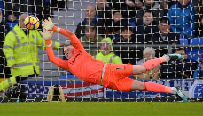 Jordan Pickford kan de strafschop niet stoppen.