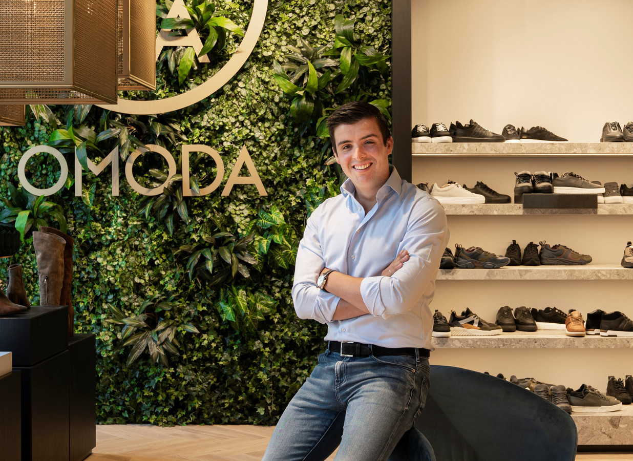 Schoenen kopen we steeds vaker online. Toch opent Omoda drie