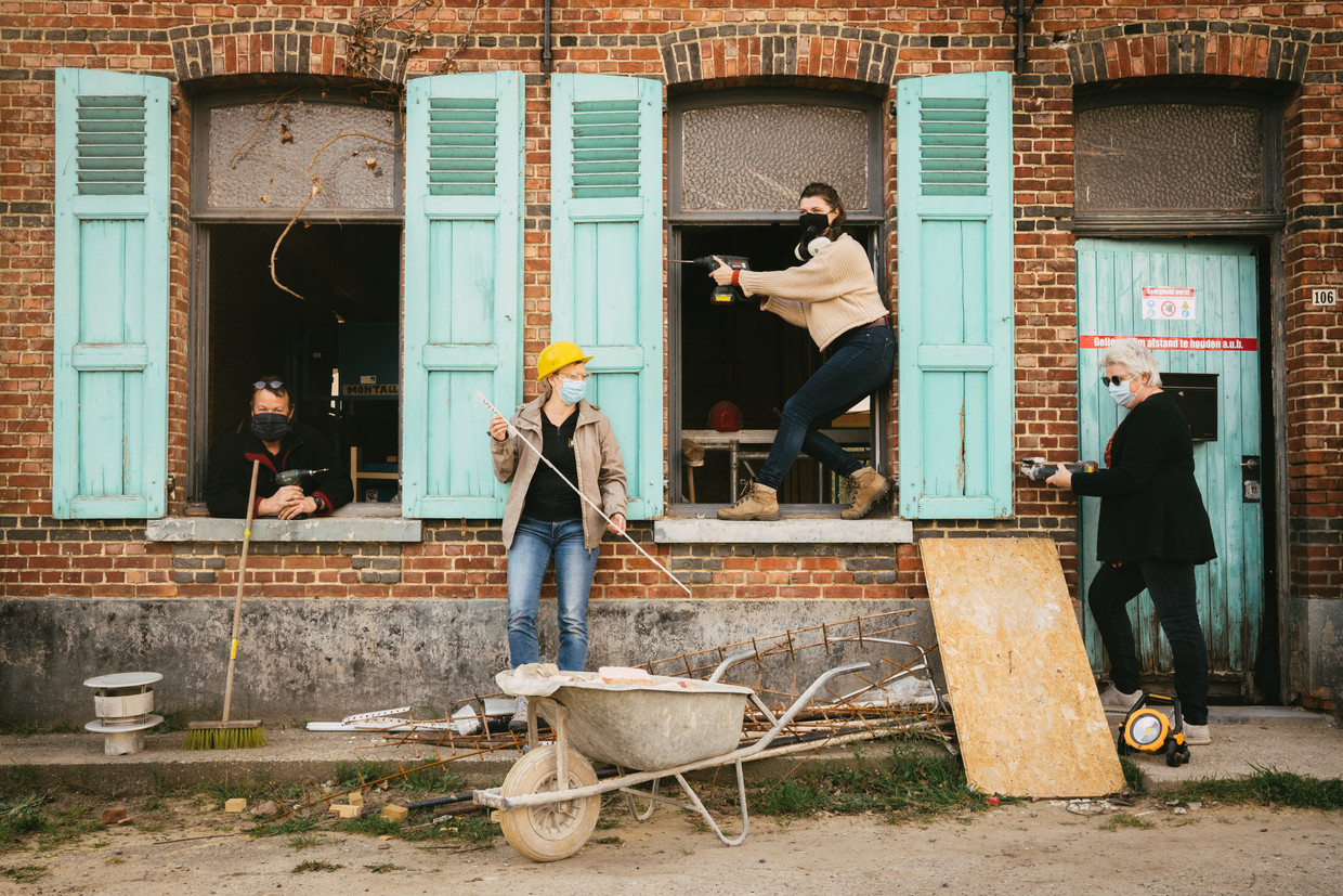 Met man en macht wordt gewerkt aan de heropstanding van de legendarische Hnita Hoeve. Beeld Leen Van den Meutter