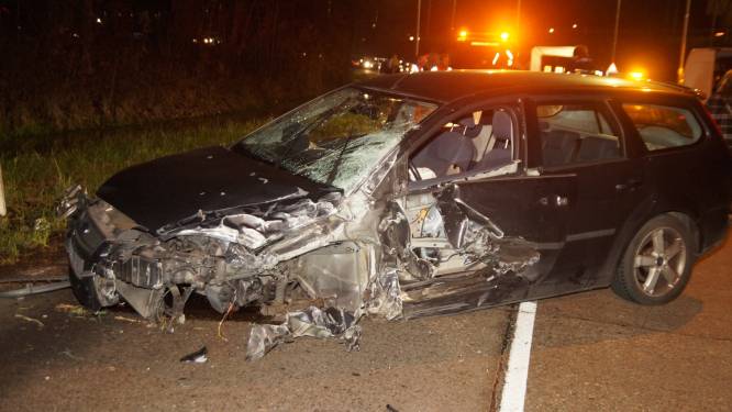 Twee gewonden en flinke schade bij botsing tussen twee auto’s in Drunen