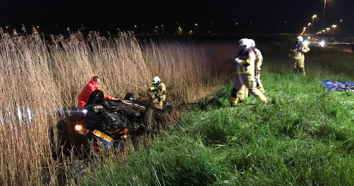 Brandweer redt automobilist van verdrinking na ongeval op A50.