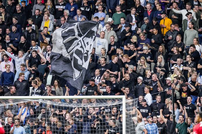 Heracles-supporters eerder dit seizoen in de thuiswedstrijd tegen PSV.