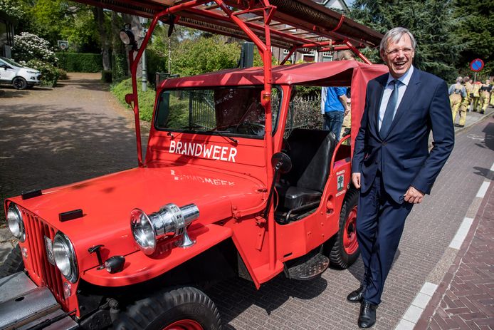 Burgemeester Cornelis Visser van Twenterand wordt voor de afscheidsreceptie opgehaald door de brandweer. Hij mocht zelf in een oude jeep rijden.
