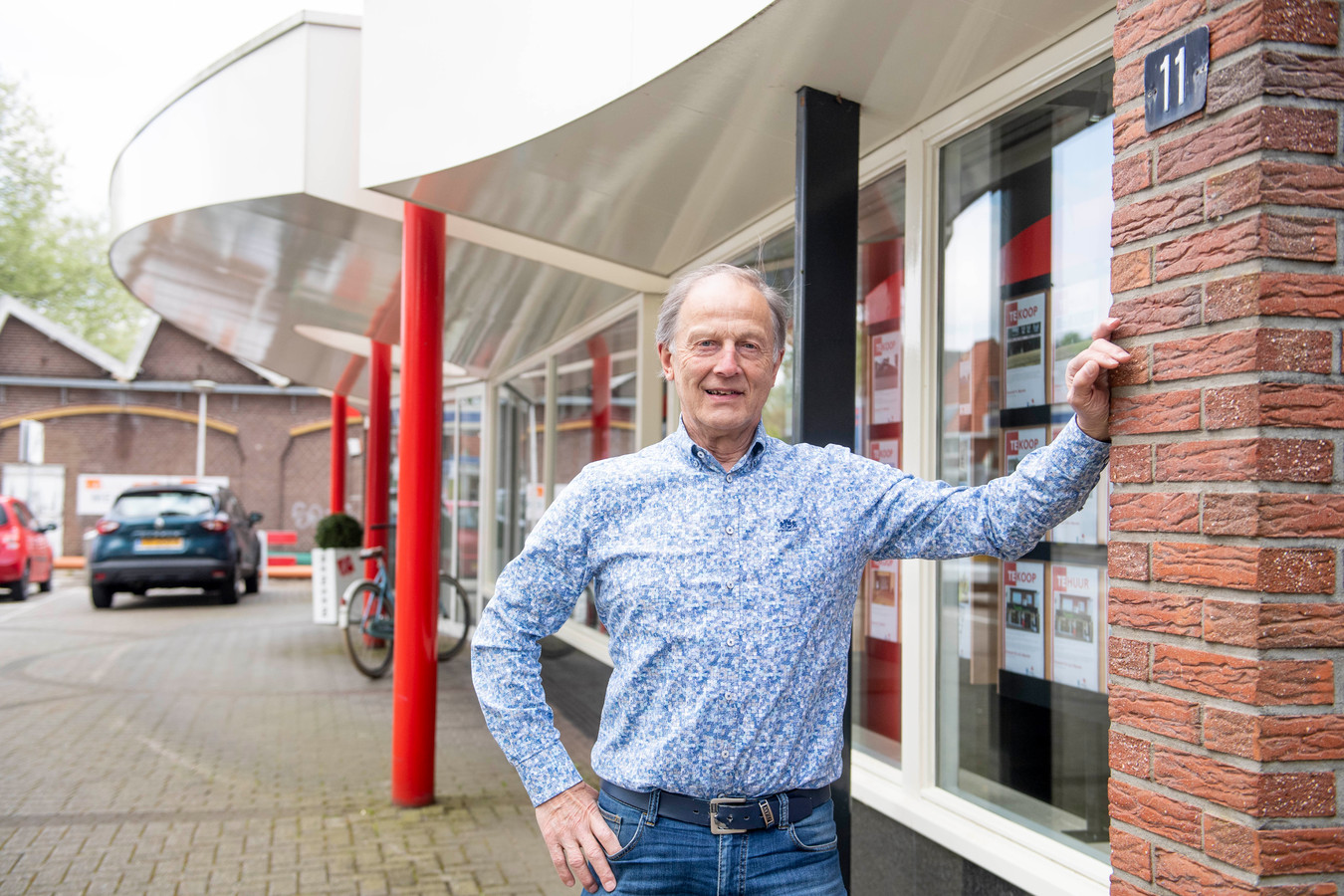 Ben Rensen voor zijn voormalige zaak aan de Grotestraat in Nijverdal. Hij woont er nog wel boven. Tot 1 juli, want dan verhuizen hij en zijn vrouw naar Deventer.