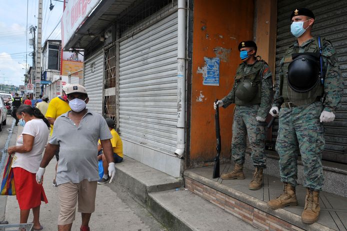 Soldaten houden de wacht in de straten van Guayaquil