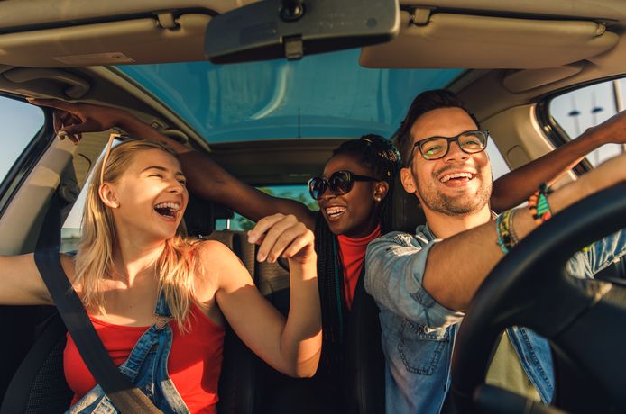 Laat je na een feestje een buur of vriend(in) die - in tegenstelling tot jou - niet gedronken heeft achter het stuur van je wagen kruipen? Dit zijn de gevolgen voor je verzekering.