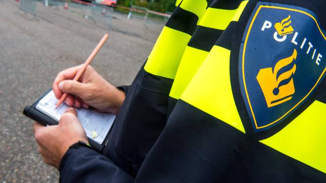 Meer dan dertig boetes in Ommen voor mobiel in de hand tijdens autorijden