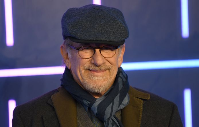 Netflix heeft op Twitter gereageerd op kritiek van Steven Spielberg. De regisseur vindt dat Netflix- en bioscoopfilms niet hetzelfde zijn, zo meldde Indiewire afgelopen weekeinde. Hij is van mening dat de titels van de streamingdienst daarom niet mogen meedingen naar een Academy Award en zou dat bij een volgende bijeenkomst van de organisatie achter de Oscars op de agenda willen zetten.
