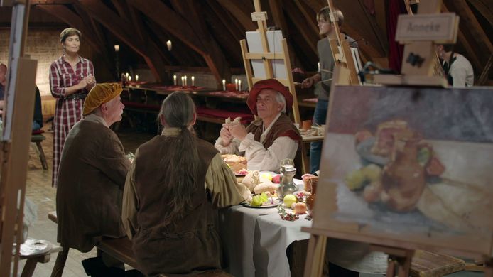 Deelnemers aan Project Rembrandt schilderen een 'eettafereel' in de 300 jaar oude Delftse Stadsherberg De Mol.