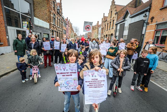 “Wij slikken het verkeer niet meer”: de buurtbewoners vragen al langer een heraanleg van de weg die de Komvest en de ringweg met de Langerei verbindt.