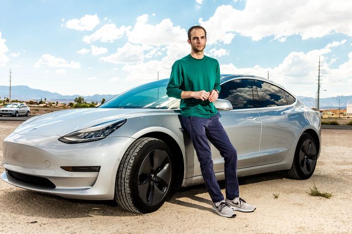 Beveiligingsexpert Truman Kain bij zijn Tesla