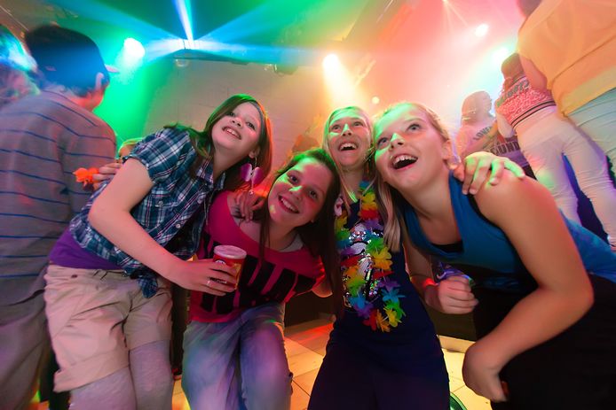 Groep 8 leerlingen vieren feest in tienercentrum Max in Alphen FOTO MARTIN SHARROTT