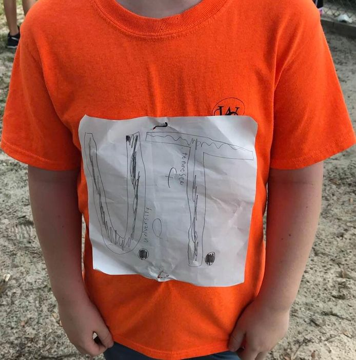 De basisschoolleerling met zijn zelfgemaakte shirt van de University of Tennessee (UT).