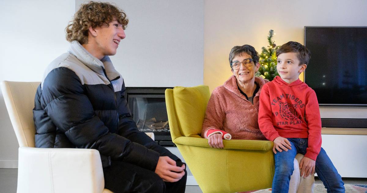 Oma Astrid kan eindelijk de jonge held Jayden bedanken voor zijn hulp bij haar onfortuinlijke ongeluk.