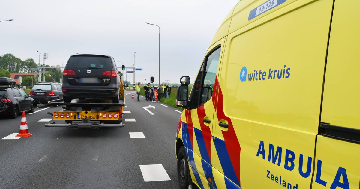 Lange file door ongeval tijdens pinksterweekend op de N256 bij Wilhelminadorp.