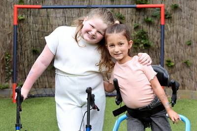 Dirkje (9) krijgt wél levensreddend medicijn, Sara (9) niet: ‘We vrezen dat behandeling te laat komt