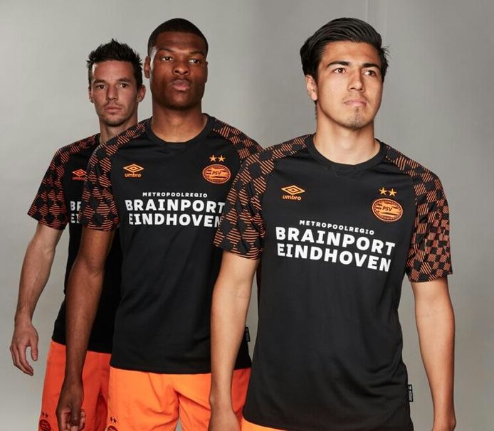 verdrietig Leraar op school buitenste PSV begroet Brainport in opvallend uitshirt met oranje blokken | Nederlands  voetbal | AD.nl